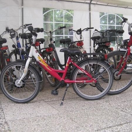 Fahrräder verschiedener Modelle für Kinder und Erwachsene